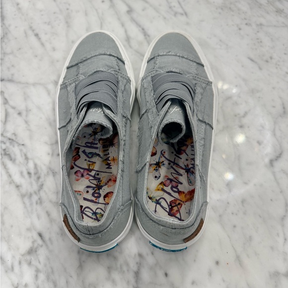 EXCELLENT Blowfish Women’s Gray Slip On Sneaker - Picture 2 of 4